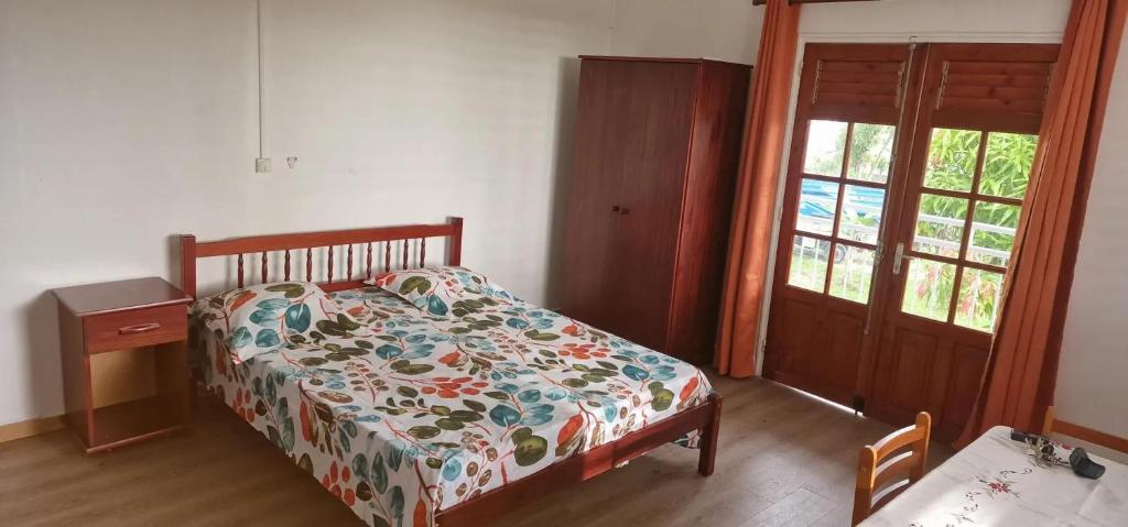Katil atau katil-katil dalam bilik di Studio cosy à Morne-à-l'Eau – 30 m² avec balcon