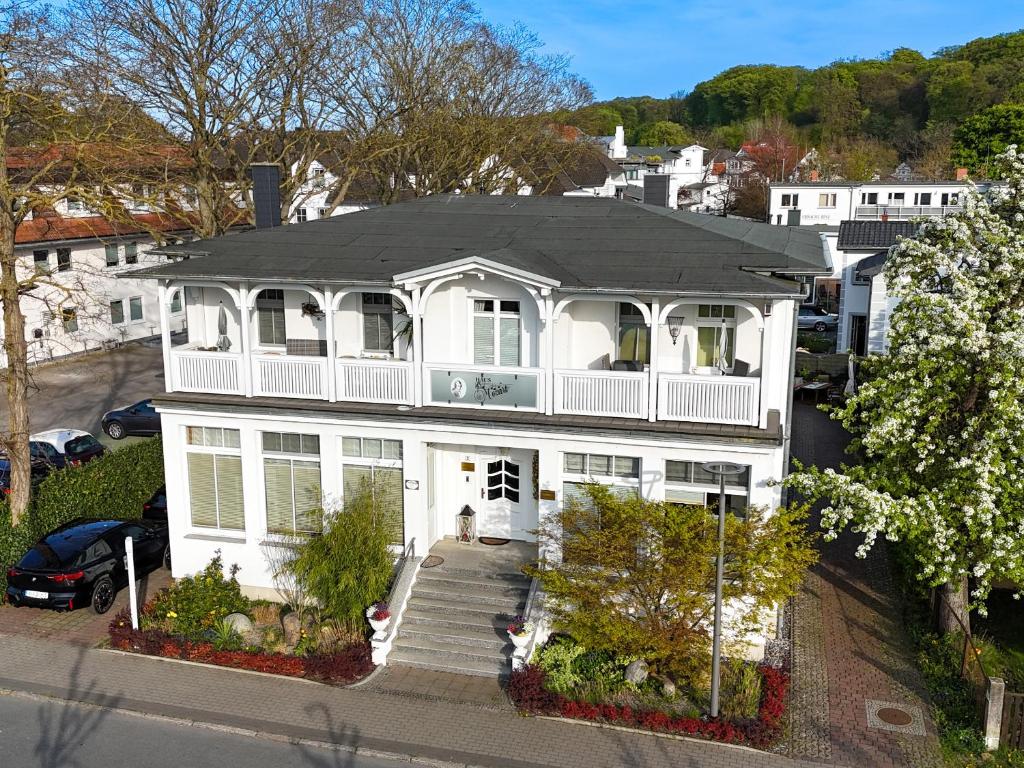 een luchtzicht op een wit huis bij Haus Mozart Fewo mit Balkon in Binz
