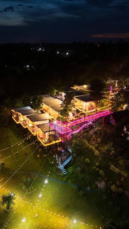 an overhead view of a building with lights at night at ปลายเขื่อนแคมป์ปิ้ง Dom in Sirindhorn