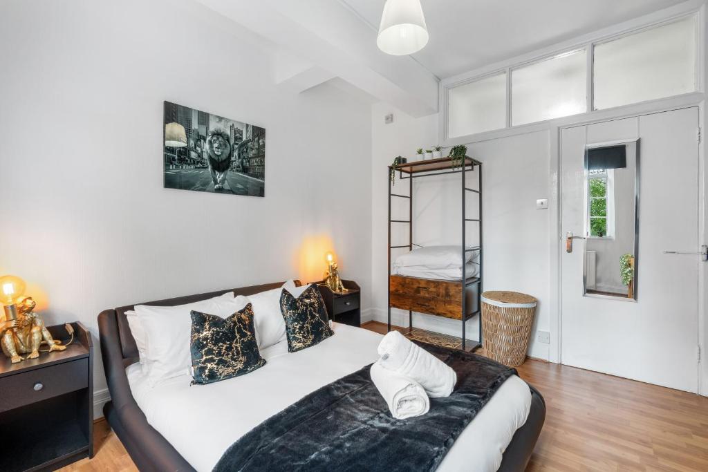 ein Schlafzimmer mit einem Bett mit weißen Laken und Kissen in der Unterkunft Regents House, Brighton in Brighton & Hove