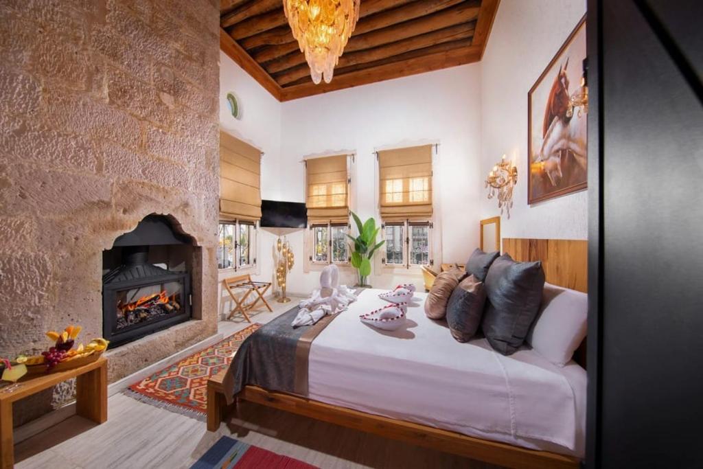 Postel nebo postele na pokoji v ubytování Mir konak hotel