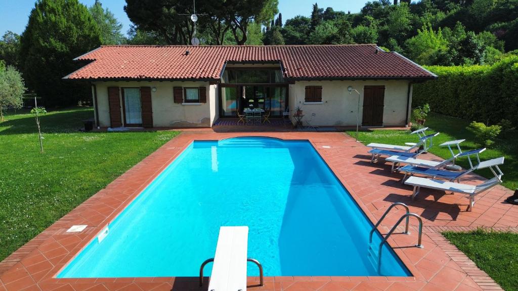 une piscine devant une maison dans l'établissement Villa Paradiso by Bookinggardalake, à San Felice del Benaco