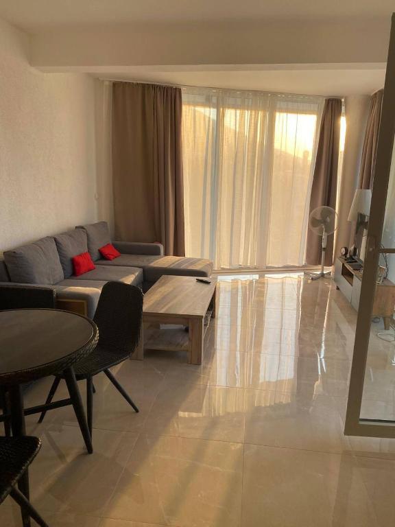 un salon avec un canapé et une table dans l'établissement Apartment in Tivat for rent, à Krasići
