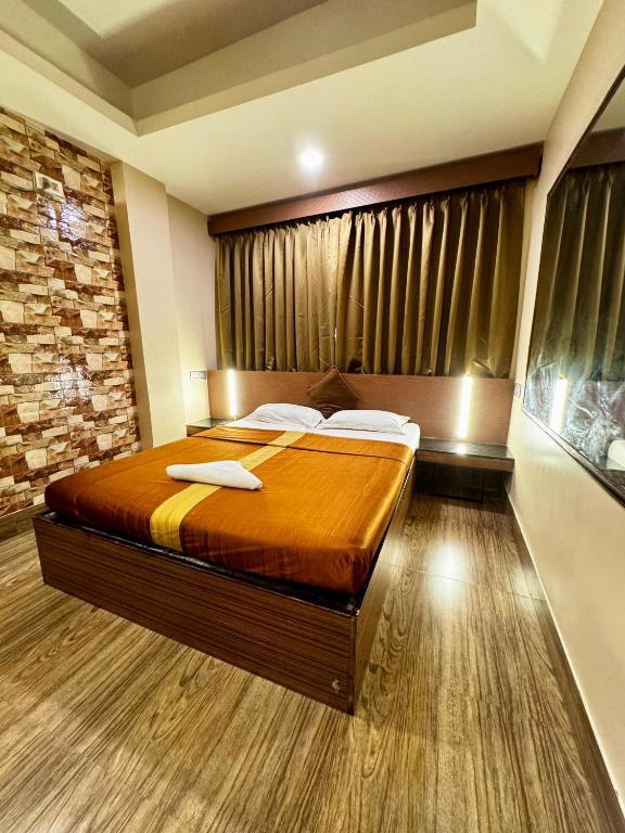 Postel nebo postele na pokoji v ubytování Silver Line Hotel - Nr Netaji Subhash Chandra Bose International Airport