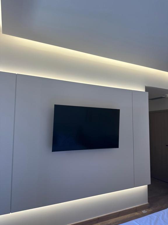 TV a/nebo společenská místnost v ubytování Manolo & Jolie Luxury Villa