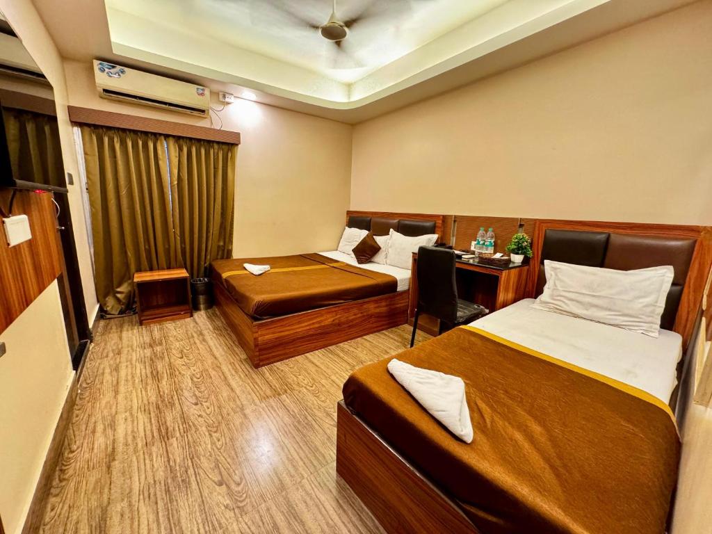 Postel nebo postele na pokoji v ubytování Silver Line Hotel - Nr Netaji Subhash Chandra Bose International Airport