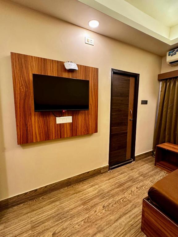 TV a/nebo společenská místnost v ubytování Silver Line Hotel - Nr Netaji Subhash Chandra Bose International Airport