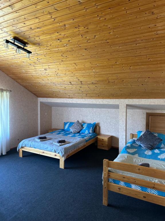 Postel nebo postele na pokoji v ubytování Kaņiermāja