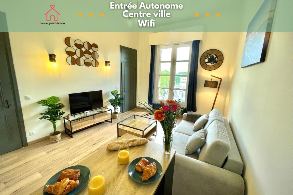 - un salon avec un canapé et une table avec de la nourriture dans l'établissement 