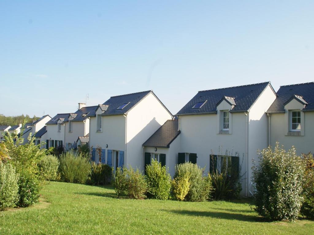 une rangée de maisons blanches aux toits noirs dans l'établissement Romantic Family Mansion, à Crozon