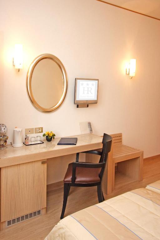 Postel nebo postele na pokoji v ubytování Hotel Roma