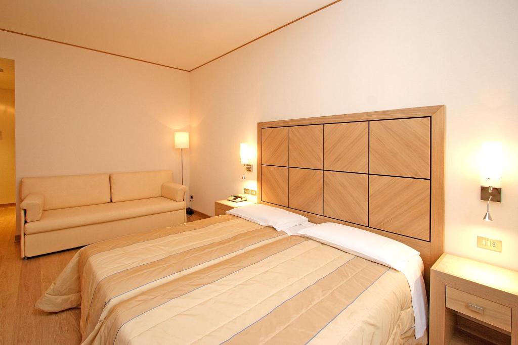 Postel nebo postele na pokoji v ubytování Hotel Roma