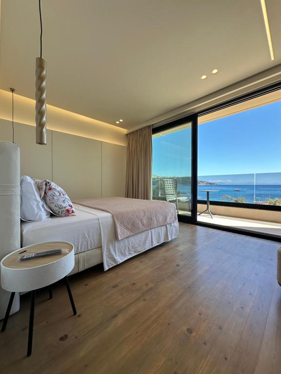 Postel nebo postele na pokoji v ubytování Manolo & Jolie Luxury Villa