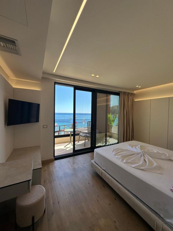 Postel nebo postele na pokoji v ubytování Manolo & Jolie Luxury Villa