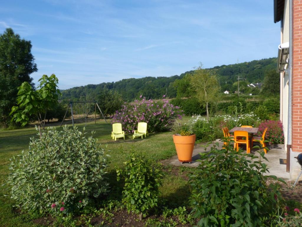 - un jardin avec des chaises, une table et une balançoire dans l'établissement Modern holiday home in Crux-La-Ville with terrace, à Crux-la-Ville
