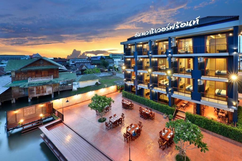 Bazén v ubytování Amphawa Riverfront Hotel nebo v jeho okolí