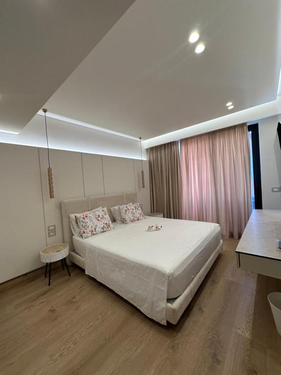 Postel nebo postele na pokoji v ubytování Manolo & Jolie Luxury Villa