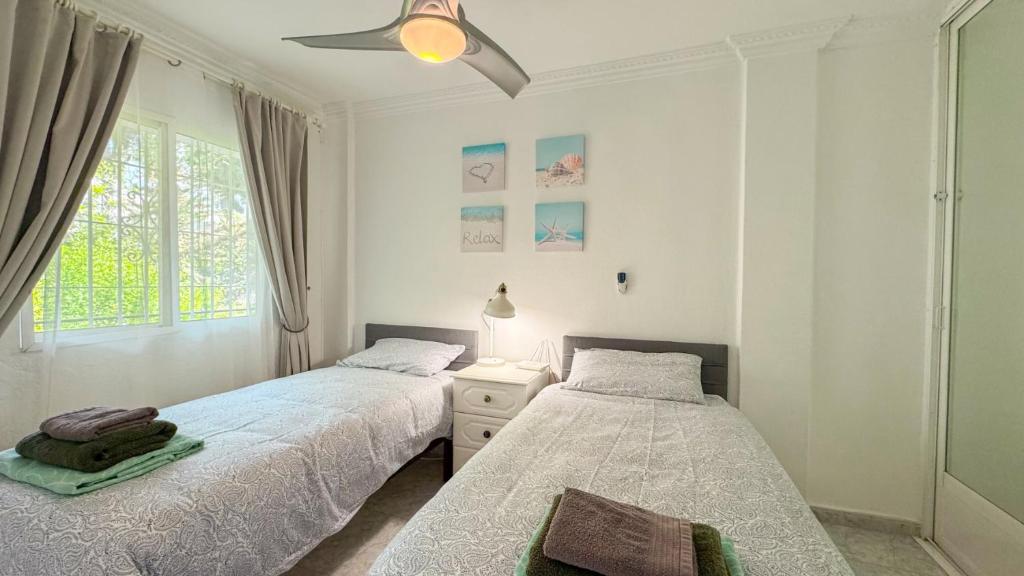 Postel nebo postele na pokoji v ubytování Hawaii 1st floor Burriana, Nerja
