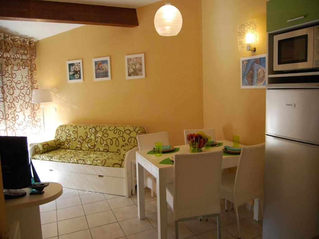 une cuisine et un salon avec une table et un canapé dans l'établissement Airy Getaway by the Sea, à Saint Cyprien Plage