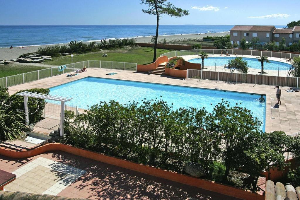 duży basen z oceanem w tle w obiekcie Lovely apartment in Borgo with shared pool w mieście Borgo