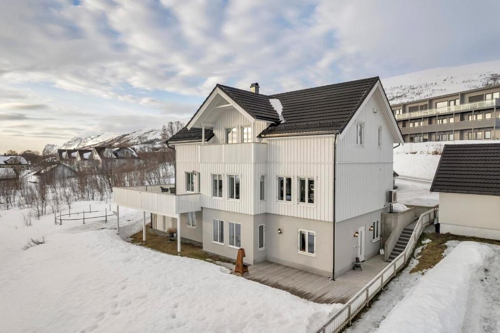 トロムソにあるTromsø Nature Escapeの雪白家