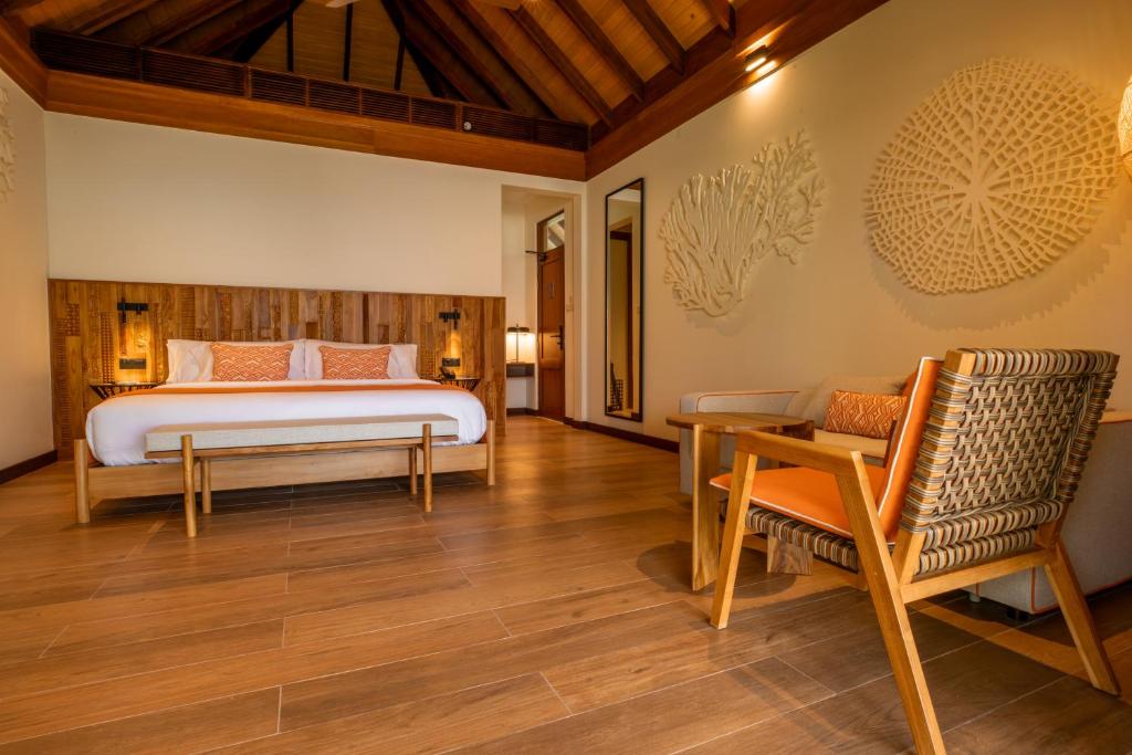 Postel nebo postele na pokoji v ubytování Barceló Whale Lagoon Maldives