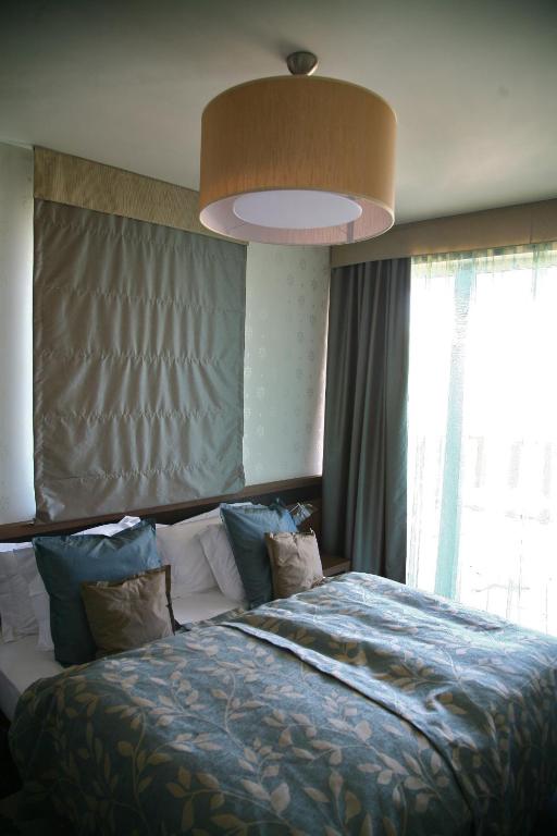 Postel nebo postele na pokoji v ubytování Echo Residence All Suite Hotel