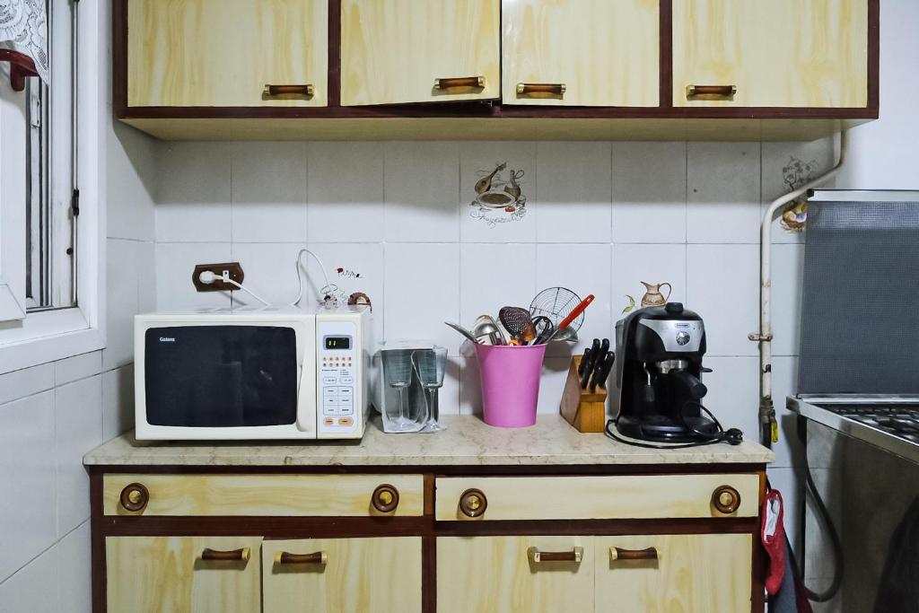 Kuchyň nebo kuchyňský kout v ubytování No AC - Vintage Modernized Sea View Apartment