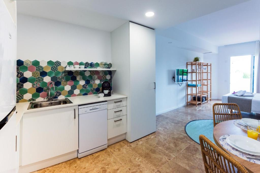 Kuchyň nebo kuchyňský kout v ubytování Bamblue Boutique Apartments