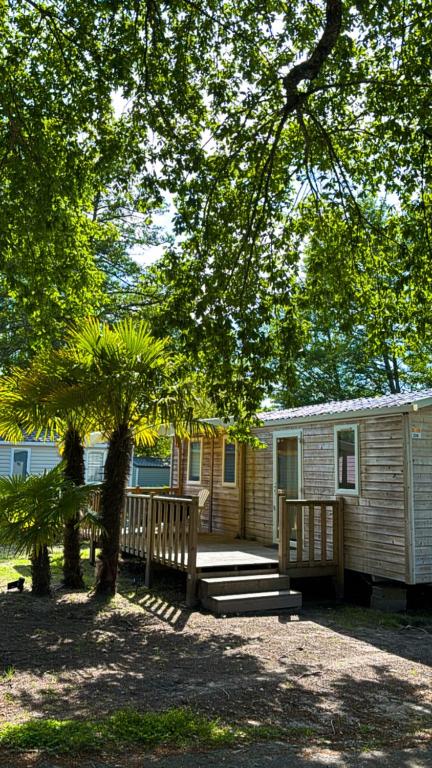 利和米克斯bungalow le TXOKO的小木屋设有门廊和甲板