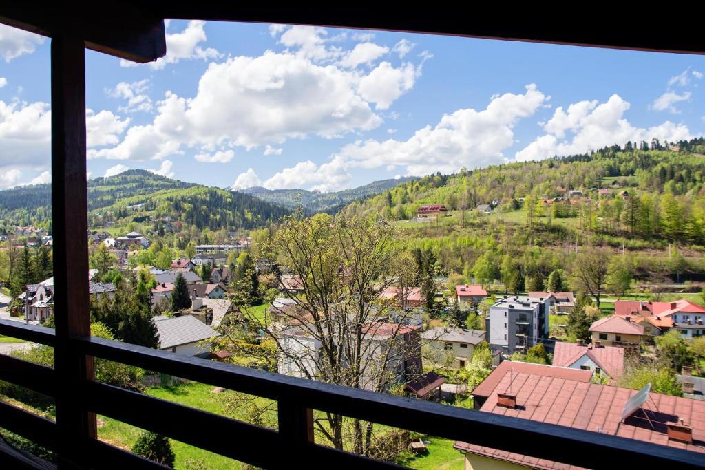 widok na miasto z okna w obiekcie Dom nad Wisła w Wiśle