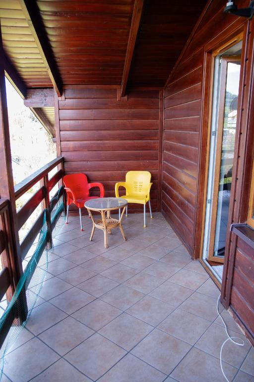 balkon z dwoma krzesłami i stołem w obiekcie Dom nad Wisła w Wiśle