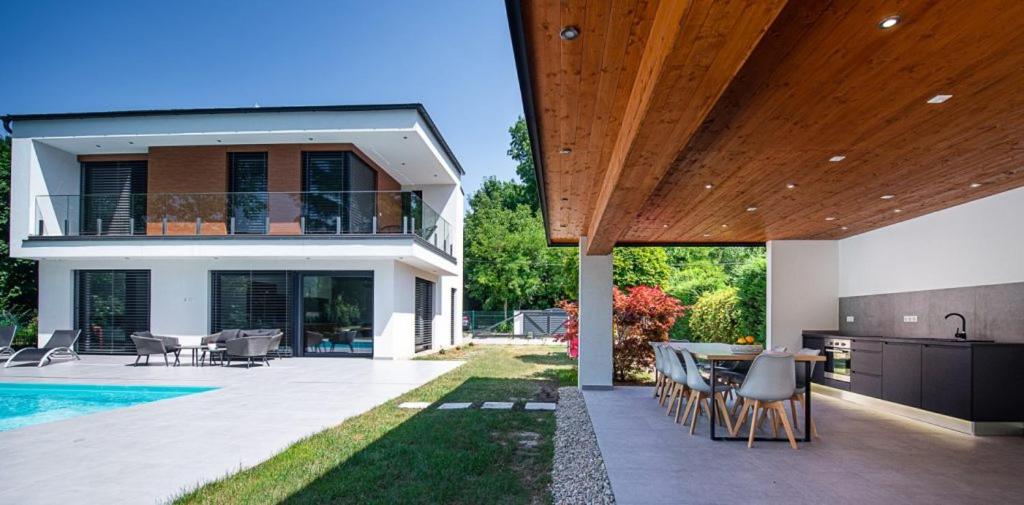 una villa con piscina e una casa di Bonyresort a Szarvas