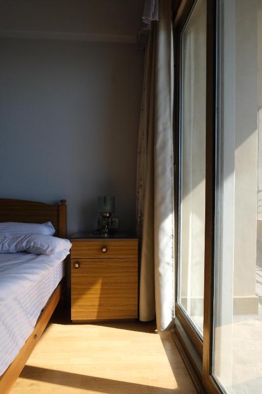 Postel nebo postele na pokoji v ubytování No AC - Vintage Modernized Sea View Apartment