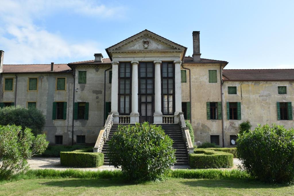 un edificio antiguo con una escalera delante en Villa Ca' Conti, en Granze
