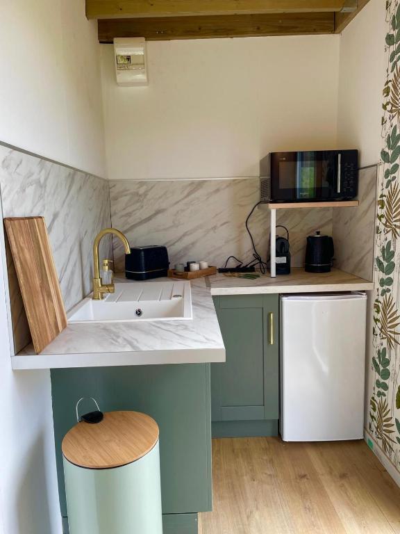 Kuchyň nebo kuchyňský kout v ubytování Tiny House RosaLodge