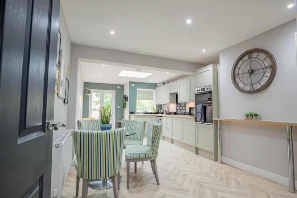 O bucătărie sau chicinetă la Lower Chestnut House, 2 Bedroom, Central Worcester