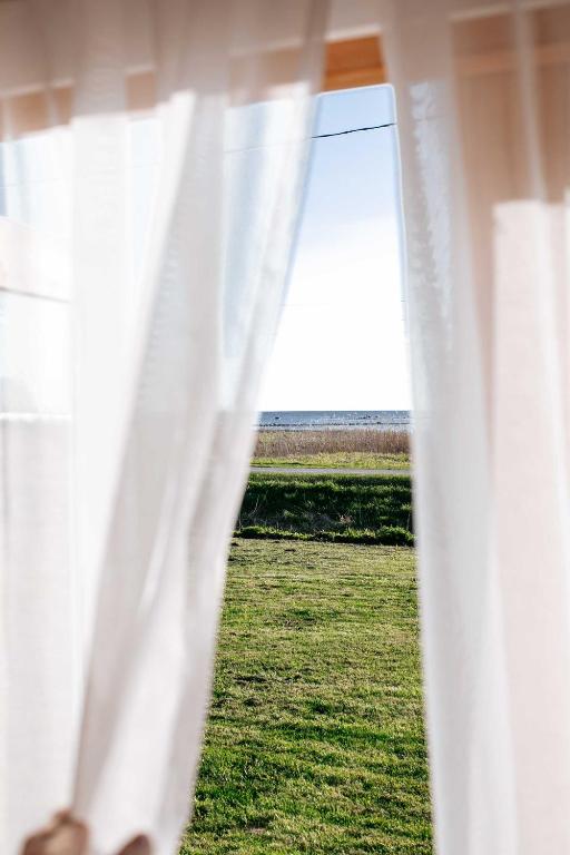Fotografie z fotogalerie ubytování Mereäärne helesinine suvemaja v destinaci Tahkuranna
