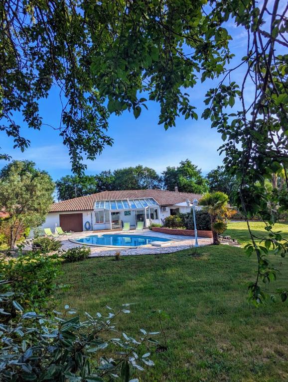 une maison avec une piscine dans une cour dans l'établissement Magnifique maison avec piscine, idéalement située, à La Teste-de-Buch