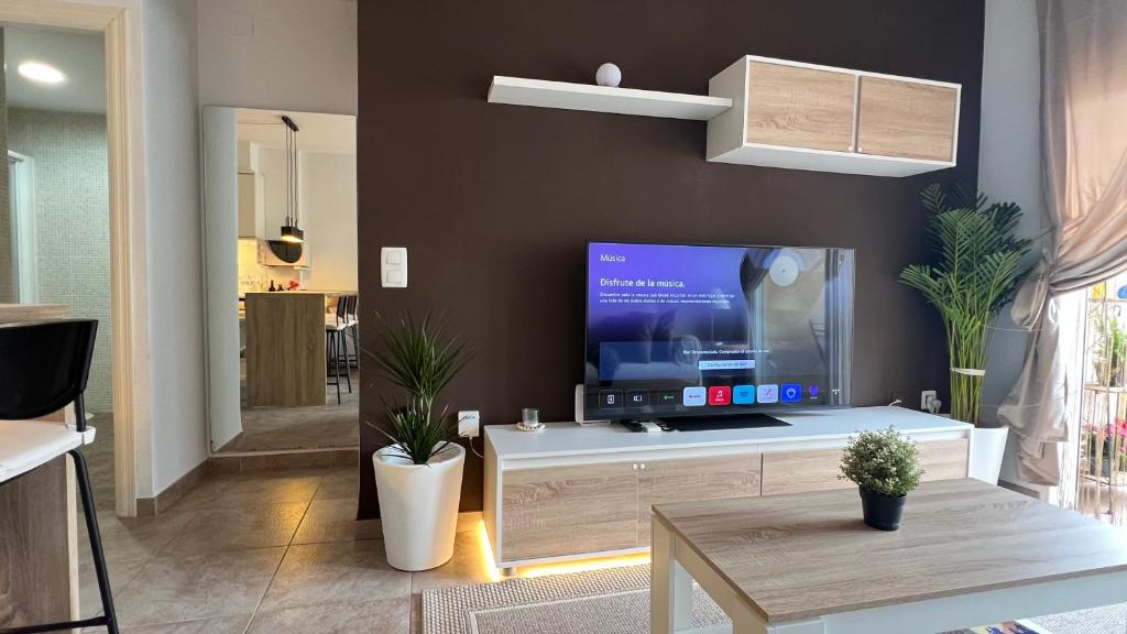 Una sala de estar con un televisor de pantalla plana grande. en Apartamento en Canet De Berenguer Playa - Valencia, en Valencia
