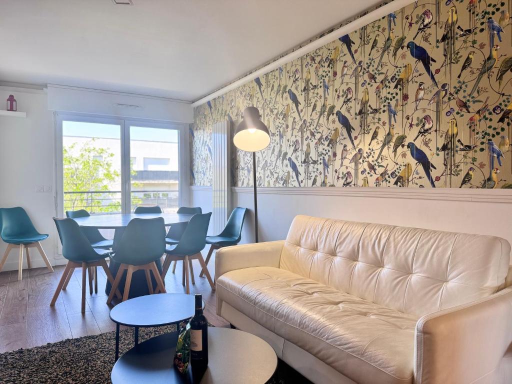 un salon avec un canapé et une table dans l'établissement FRUITIERS3, à Saint-Denis