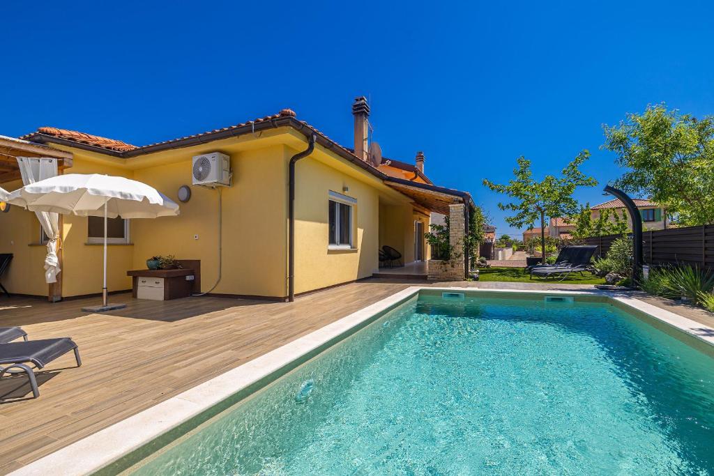una villa con piscina y una casa en Holiday house AMARILLA with private pool, en Krk