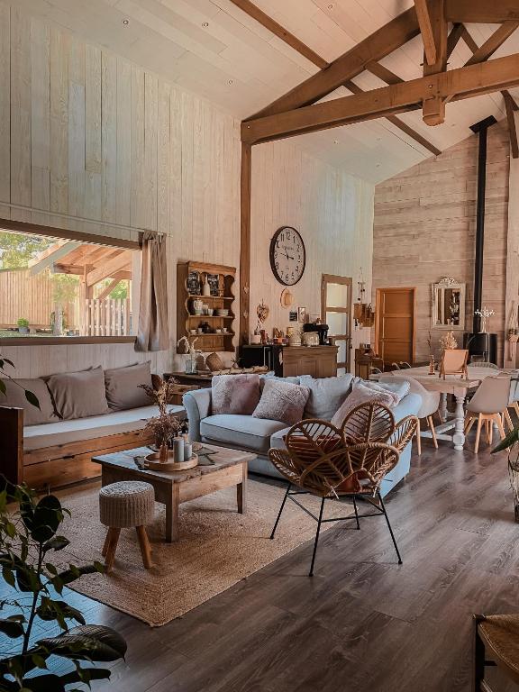 un salon avec un canapé et une table dans l'établissement Locarmel, à Gouts