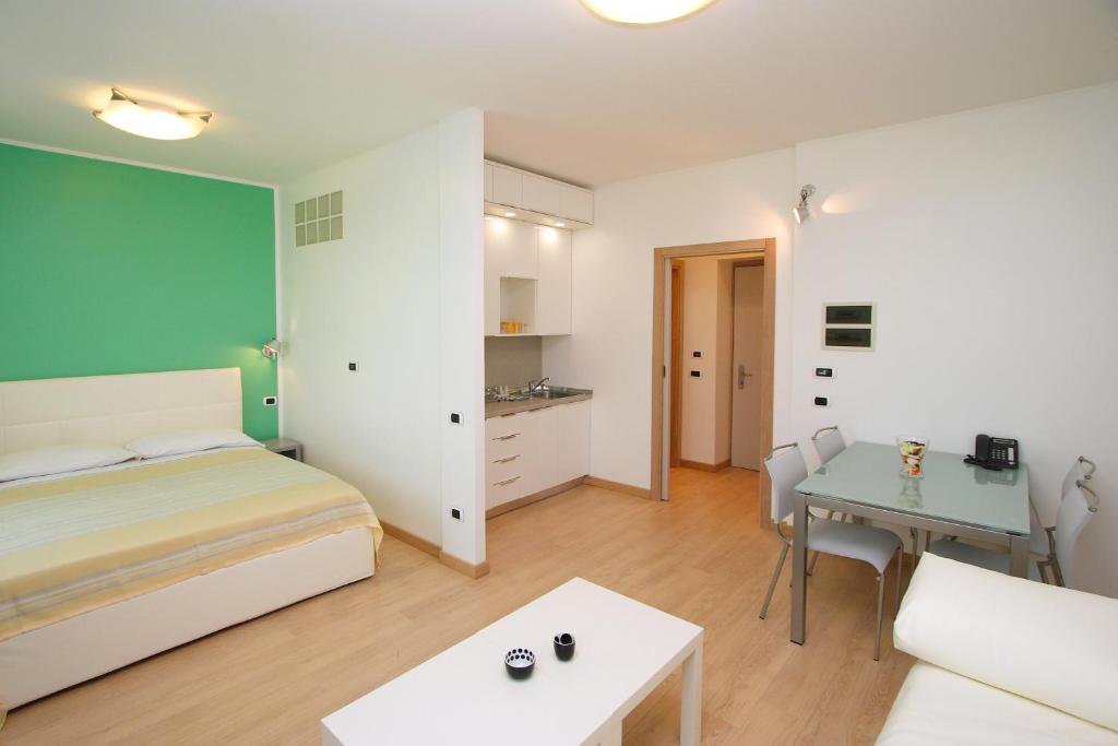 Postel nebo postele na pokoji v ubytování Hotel Roma