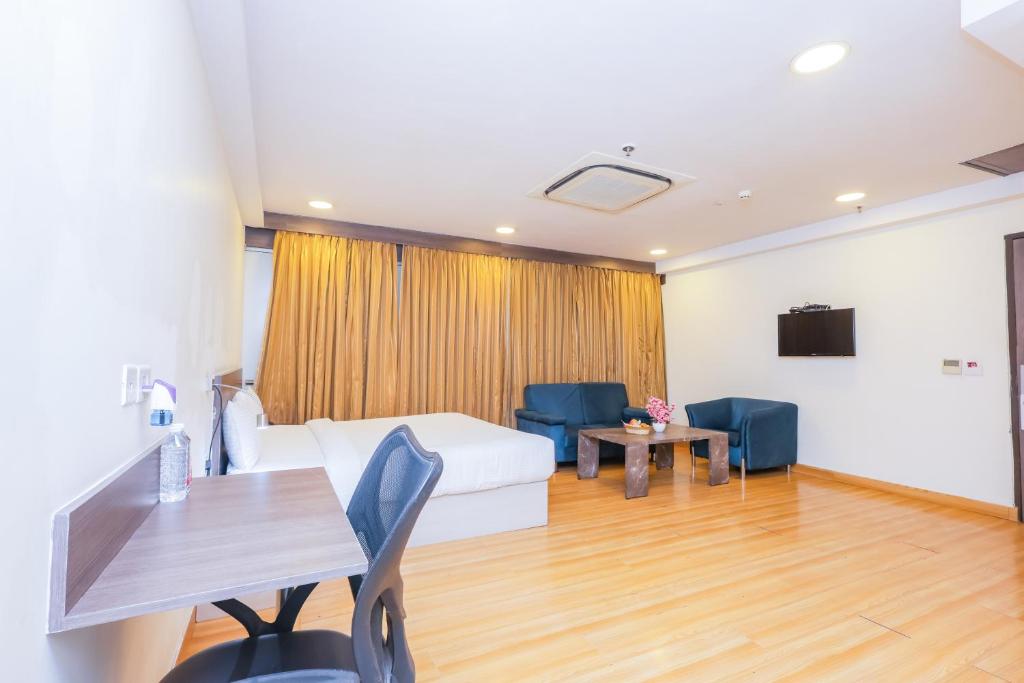 TV a/nebo společenská místnost v ubytování Hyphen Business Hotel