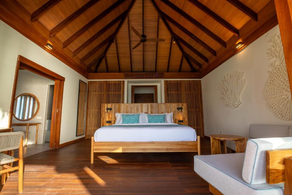 Postel nebo postele na pokoji v ubytování Barceló Whale Lagoon Maldives