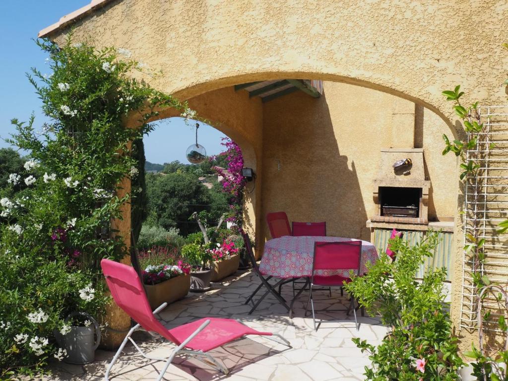 Κήπος έξω από το Holiday cottage with private terrace, Bellegarde