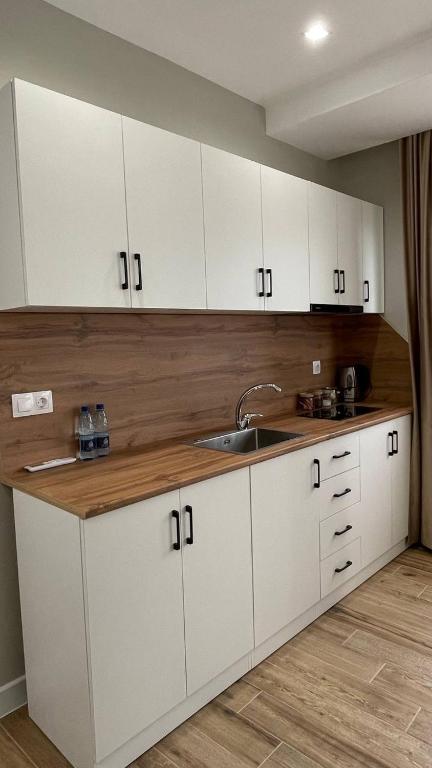 Kuchyň nebo kuchyňský kout v ubytování Kamar Hotel Ijevan
