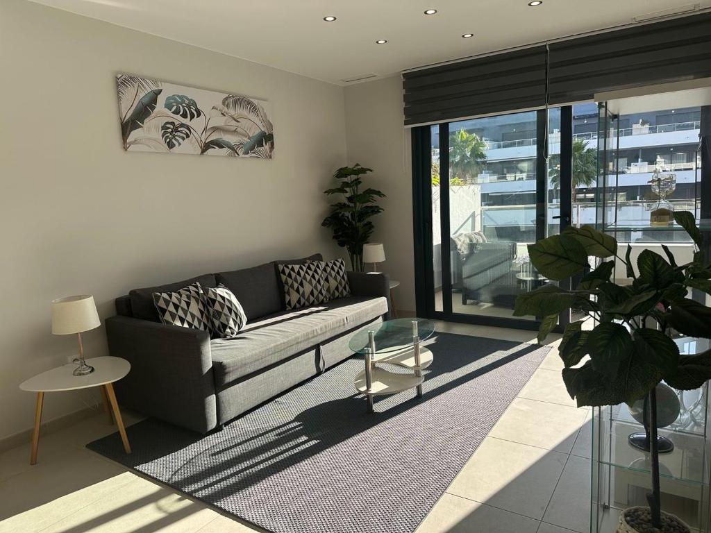 Posezení v ubytování Luxurious apartment in Flamenca Village with pool view VDE-095