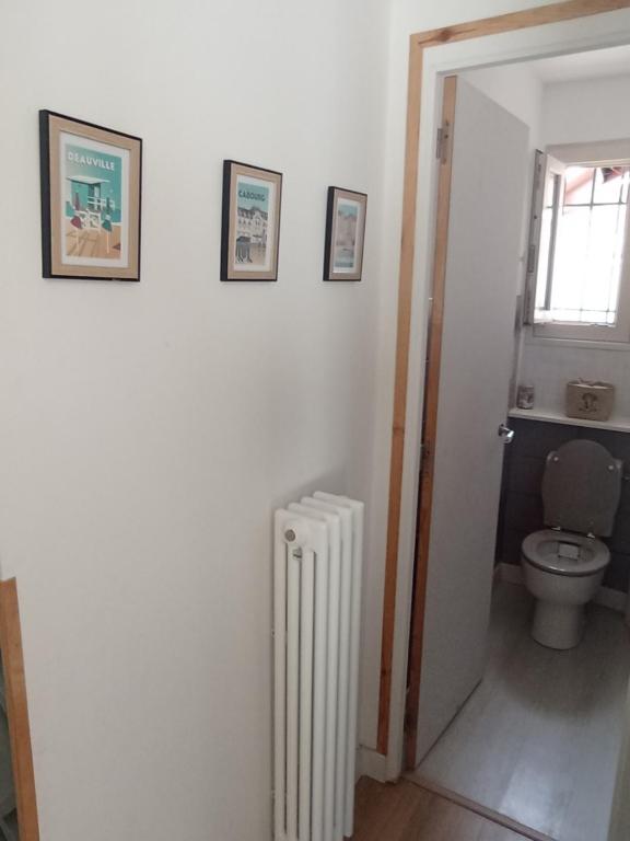 La salle de bains est pourvue d'un radiateur et de toilettes. dans l'établissement Maison 6-8 personnes, à La Celle-sous-Gouzon